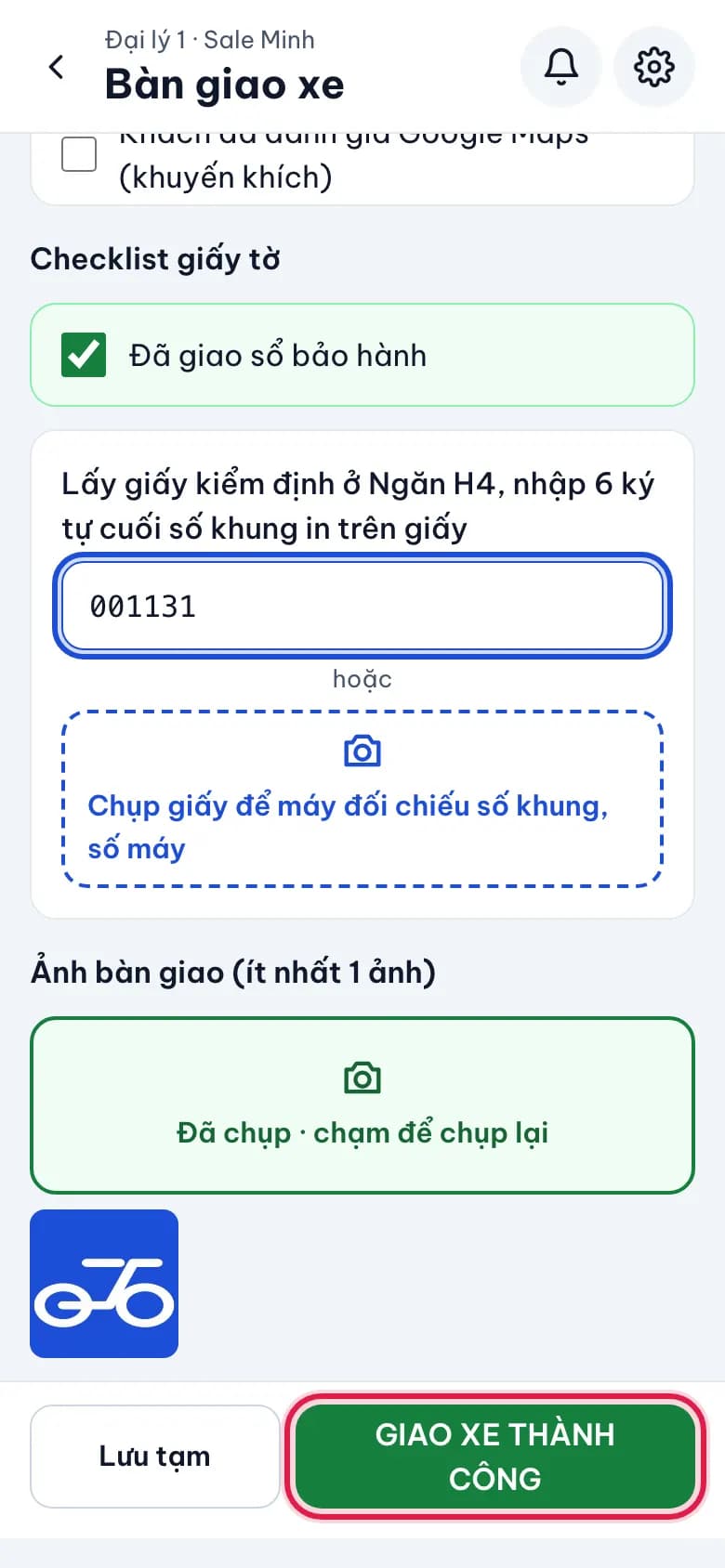 Bàn giao xe cho khách: Chụp ảnh và hoàn thành